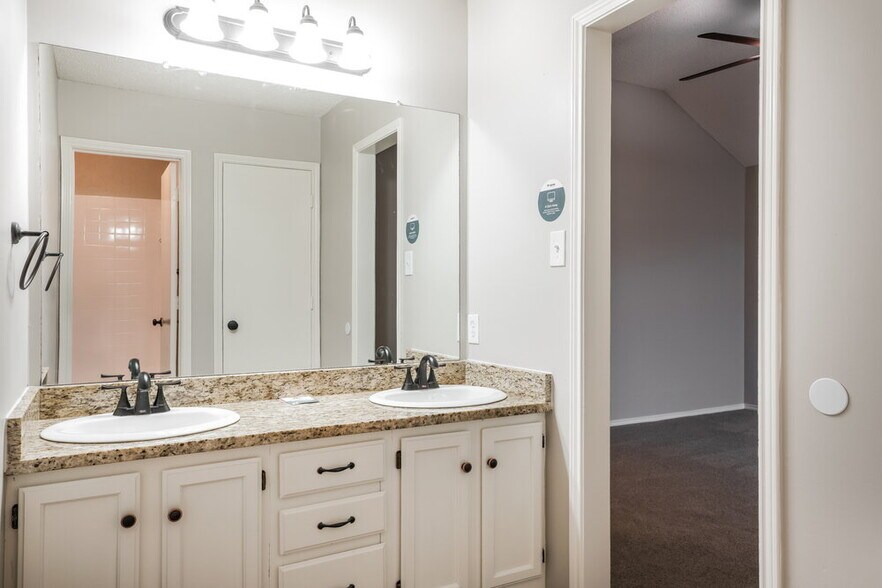 Building Photo - 709 Greenridge Dr