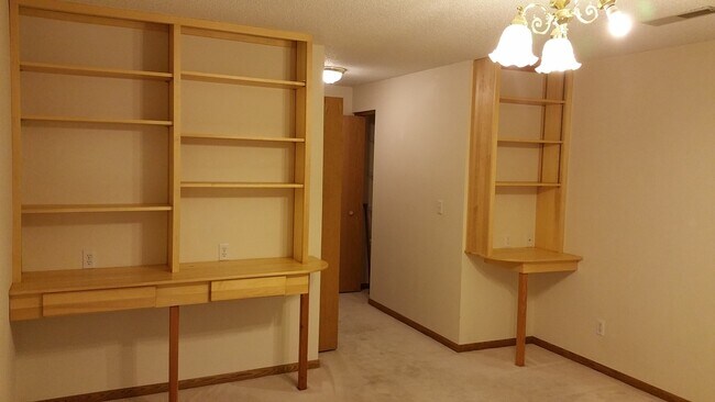 Building Photo - Spacious Four Bedroom House in NE Iowa City Neighborhood