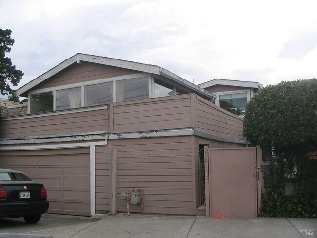 Building Photo - 230 Diviso St