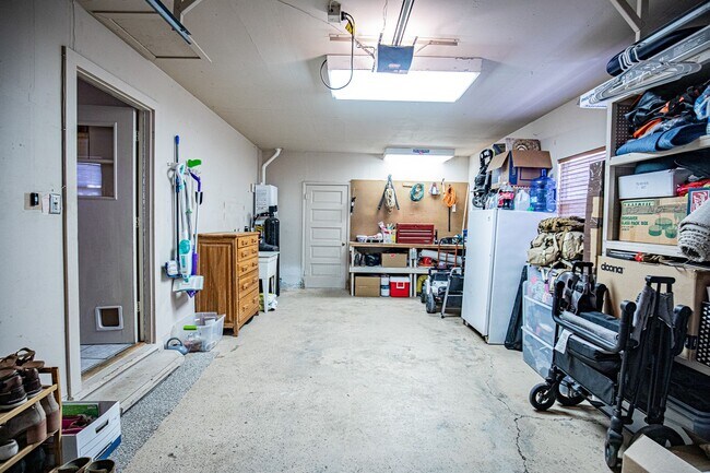 Building Photo - 4 Bedroom 2 Bathroom