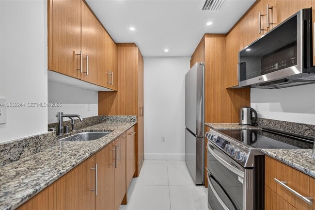 Building Photo - 10275 Collins Ave