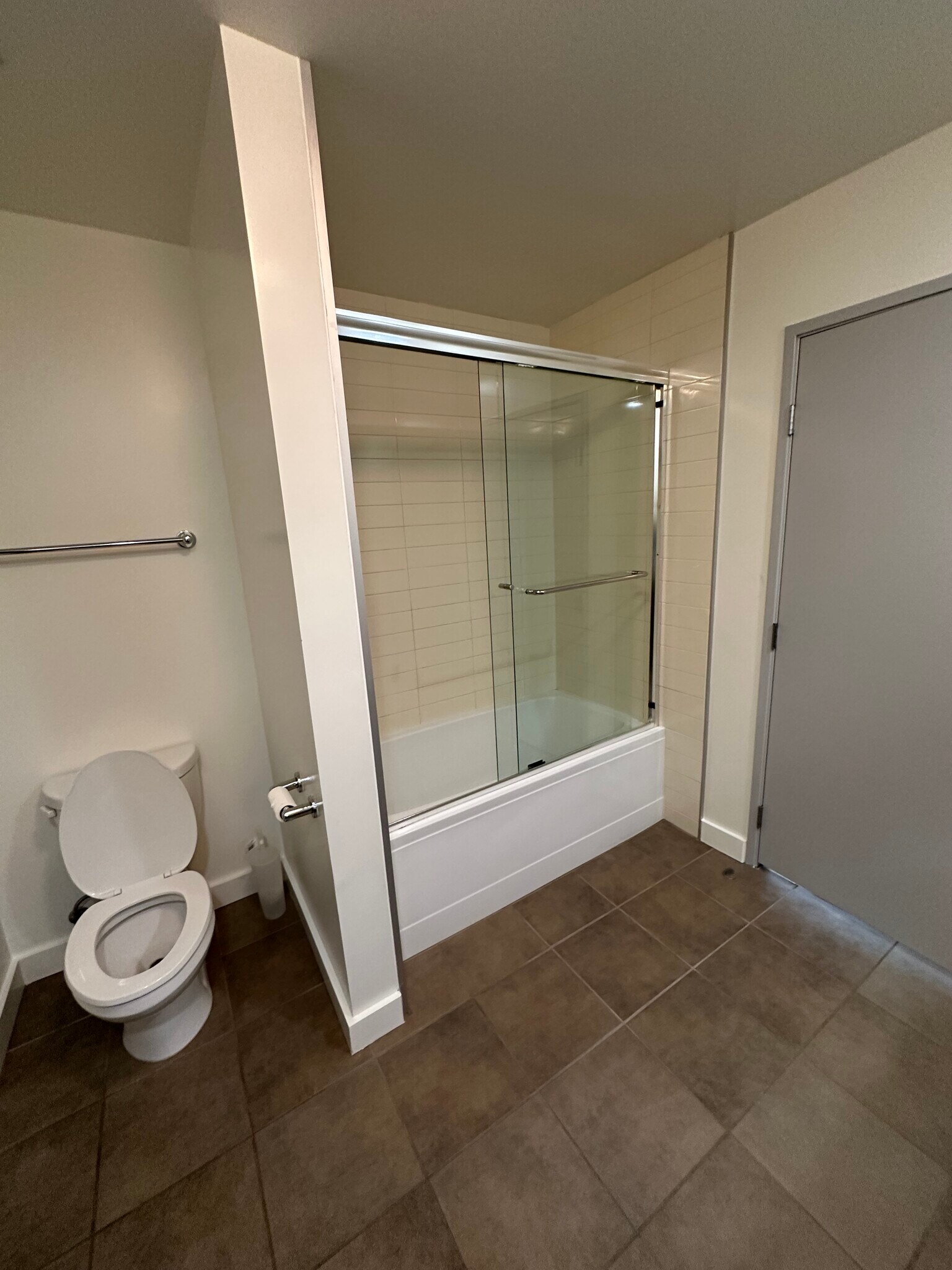 Building Photo - 645 W 9th St