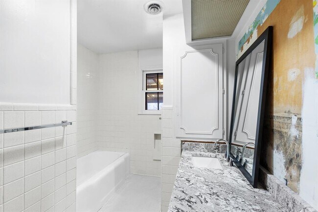 Building Photo - 803 Peach St