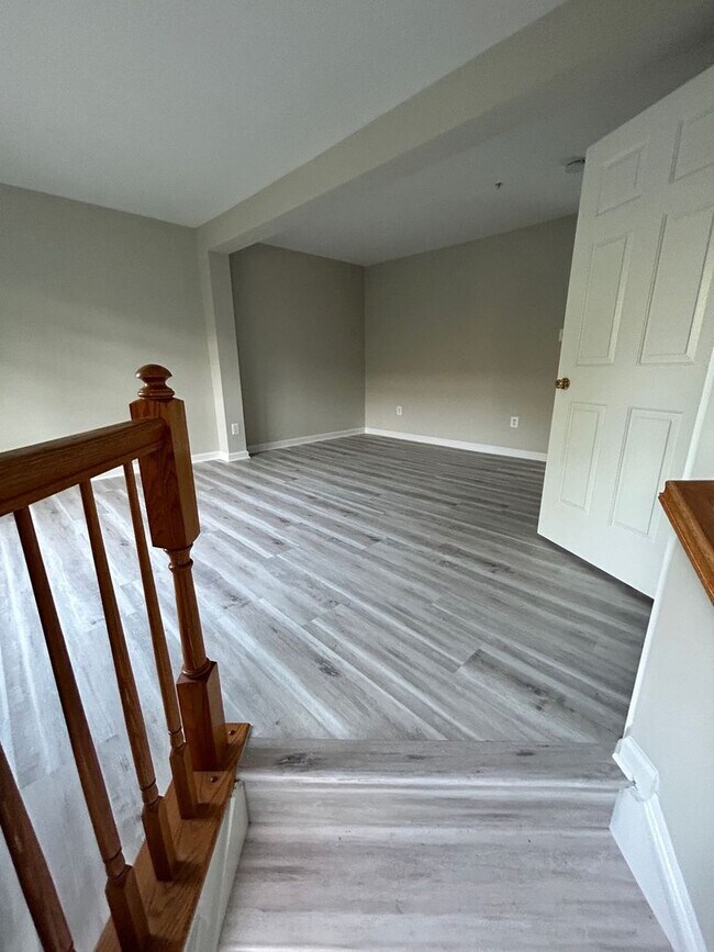 Building Photo - 3 BED + 3 Bath - Brick front townhome in P...