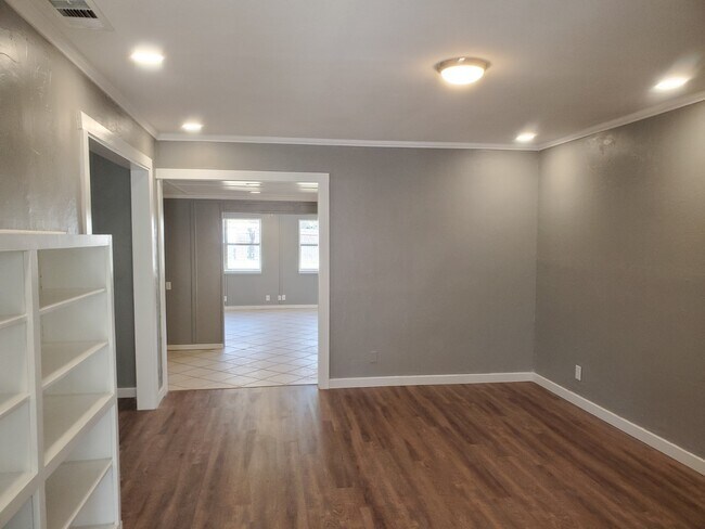 Building Photo - 2824 W Beauregard Ave