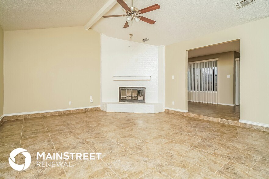 Building Photo - 4820 Crest Dr