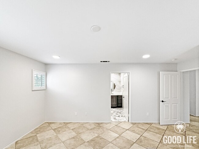 Building Photo - Irvine Stunner! 4BR Beauty with Private Yard & 2-Car Garage