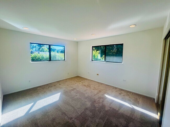 Building Photo - Extraordinary home with expansive yard on a flag lot in Mountain View.  Great Location and Schools.