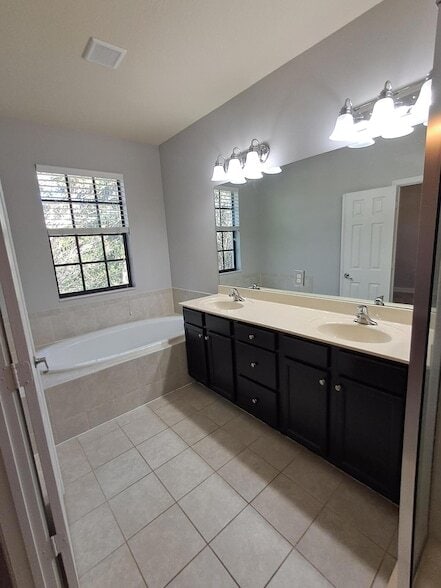 Building Photo - 10312 Wellington Parc Dr