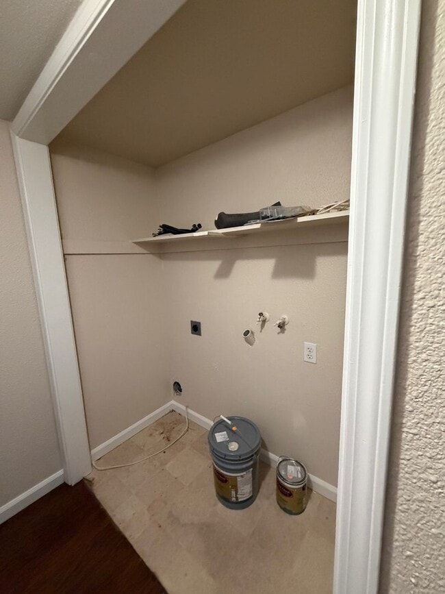 Building Photo - AVAILABLE NOW!!  Adorable Unit Near Downtown Sonora!  Newly Painted Throughout!