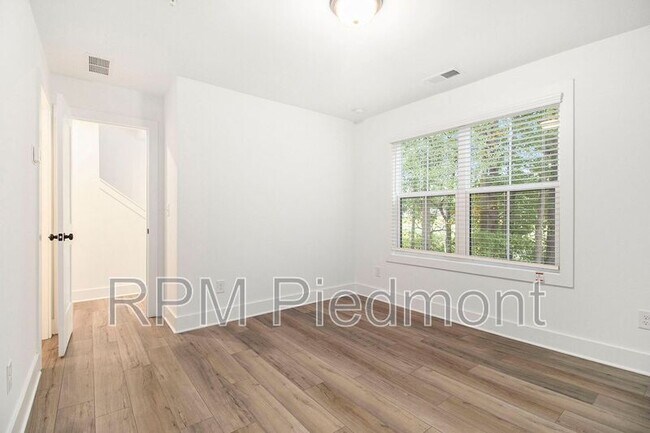 Building Photo - 205 Firefly Cir