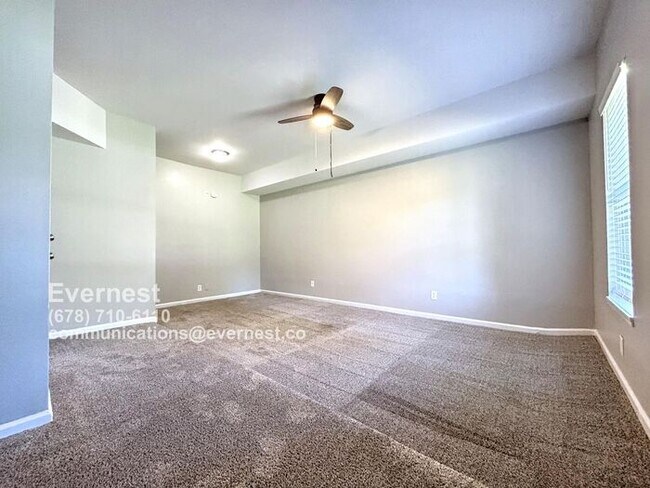 Building Photo - Spacious 4-Bedroom Townhome with Modern Co...