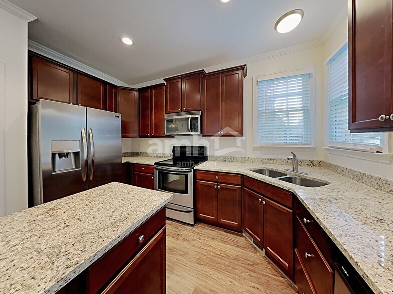 Building Photo - 925 Alba Rose Ave