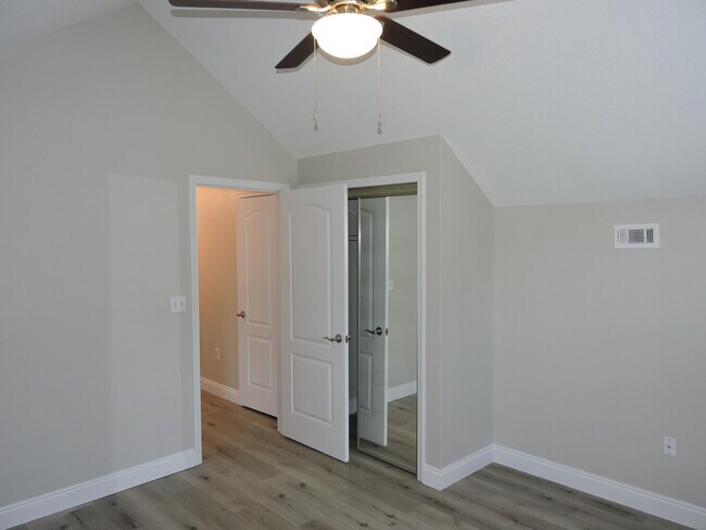 Building Photo - 213 Southgate Dr