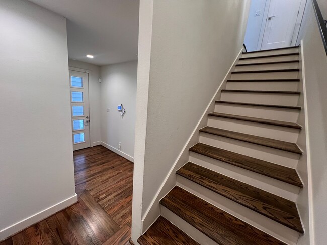 Building Photo - Three Story Townhome in the Heights Now Av...