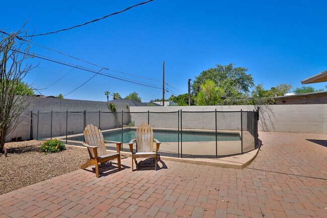 Building Photo - 3 Bedroom + den with pool