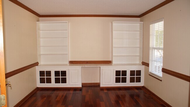 Building Photo - 1221 Clearwater Ln