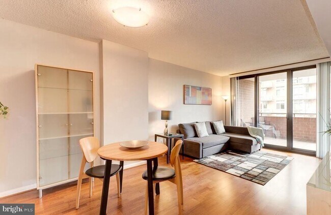 Building Photo - 1001 N Randolph St