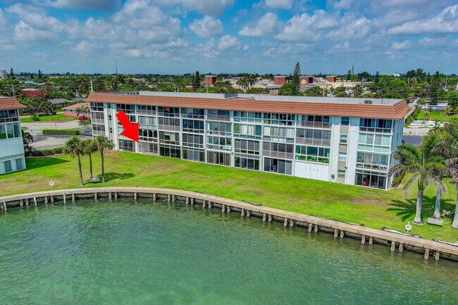 Building Photo - 2936 Lake Shore Dr