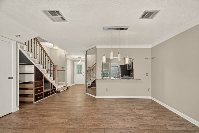 Building Photo - 16826 Holly Trail Dr