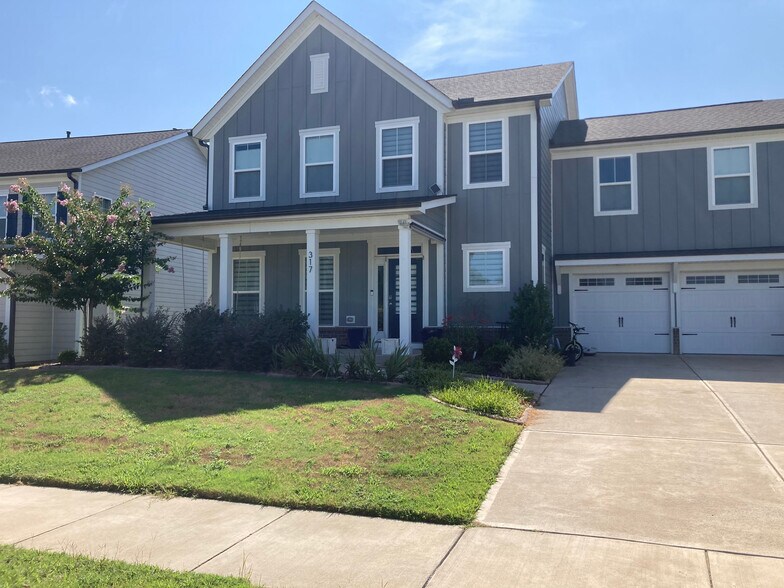 Primary Photo - Room in House on Aintree Ave