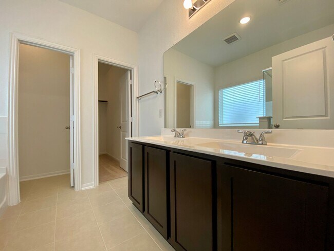 Building Photo - Stunning 4/2 Brand New Home in Kyle!
