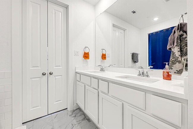 Building Photo - 12331 Palmetto Dr