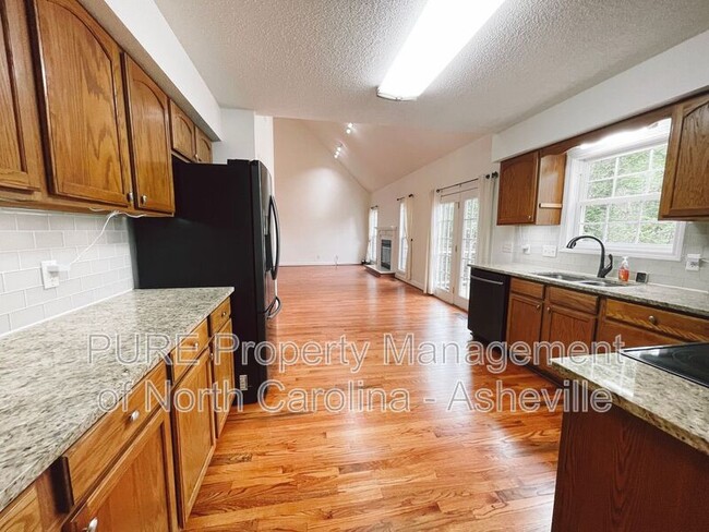 Building Photo - 6 Strawberry Ln