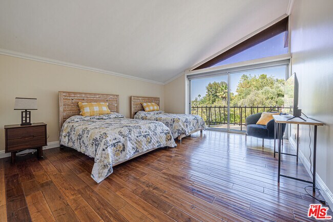 Building Photo - 18022 Lake Encino Dr
