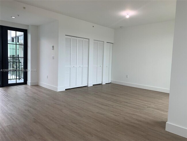 Building Photo - 4100 Davie Rd