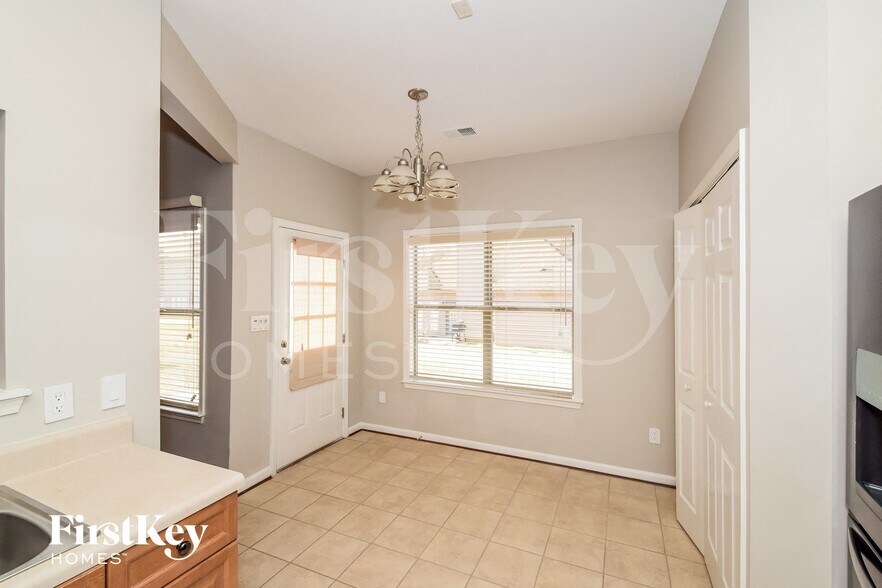 Building Photo - 2136 Parsons Dr