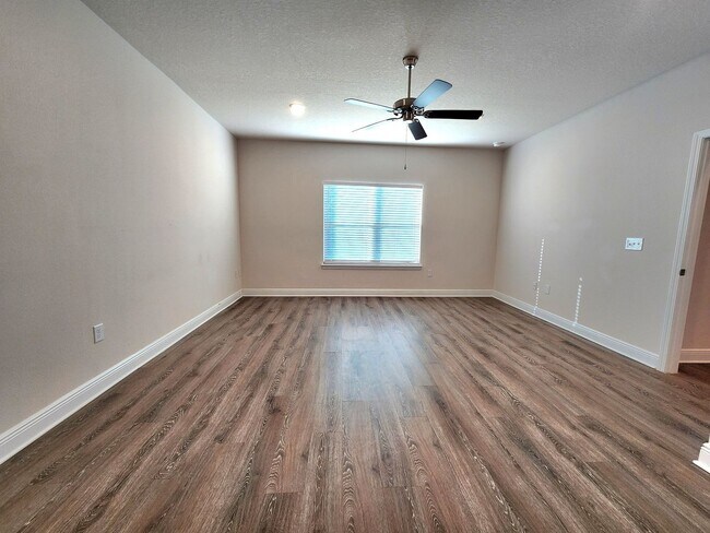 Building Photo - Antietam Lakeside Retreat: 4/2 Home in a Fun-Filled, Pool Neighborhood