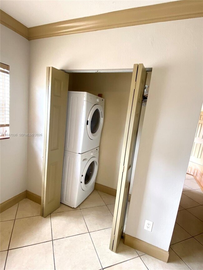 Building Photo - 744 NE 14th Ave