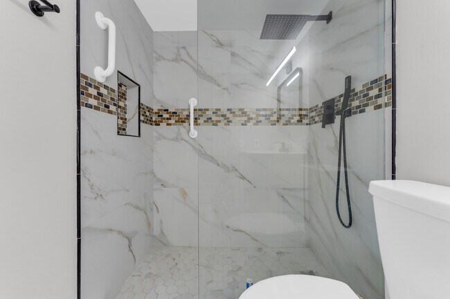 Building Photo - 7192 Huntington Ln