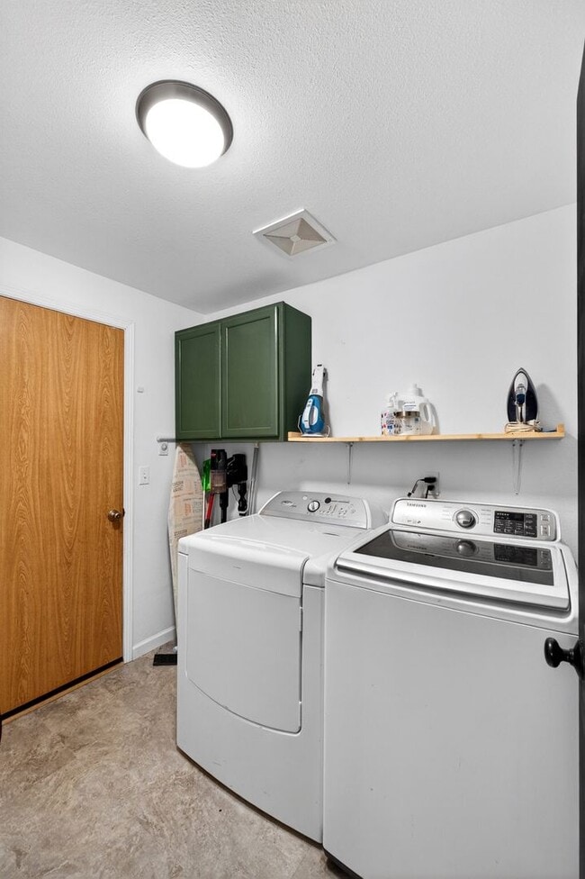 Building Photo - Must See 3 BED/2 Bath Rambler in Heart of Yelm Available 6/10/26! Close to JBLM!!!