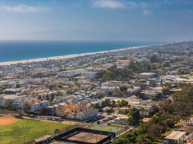 Building Photo - Classic Hermosa Beach Home!