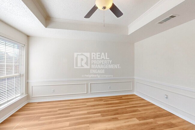 Building Photo - 404 Truman St