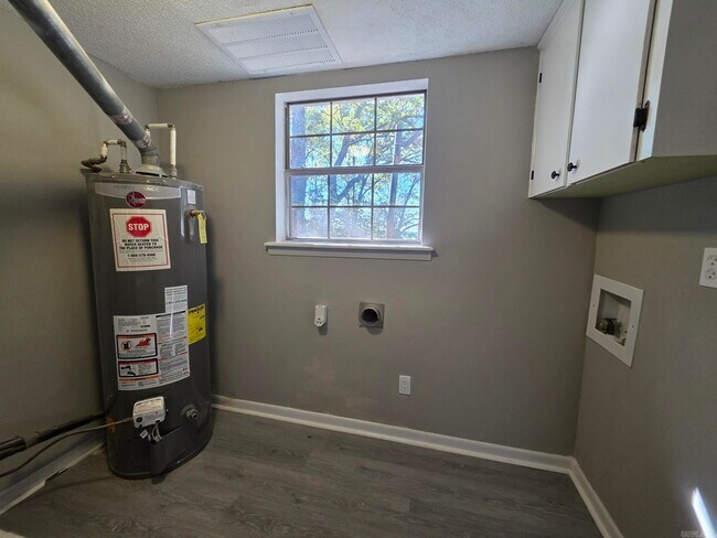 Building Photo - 216 Windhill Dr