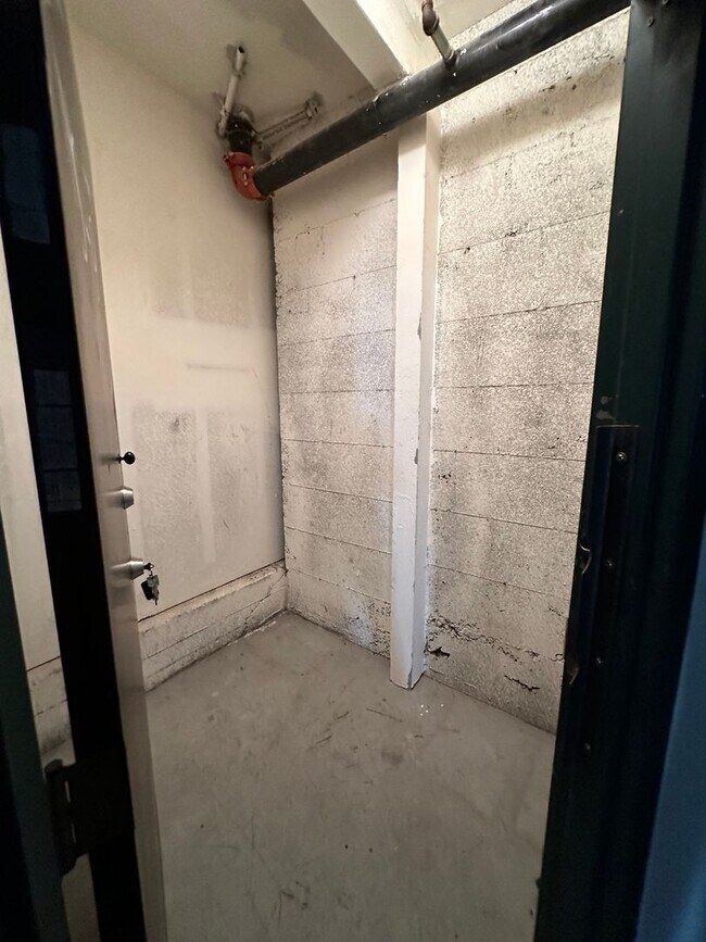 Building Photo - SPACIOUS 1-Bedroom 1.5 bath Live/Work loft...