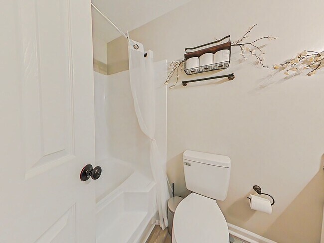 Building Photo - 4 Bedroom Brick Ranch in Woodlake!