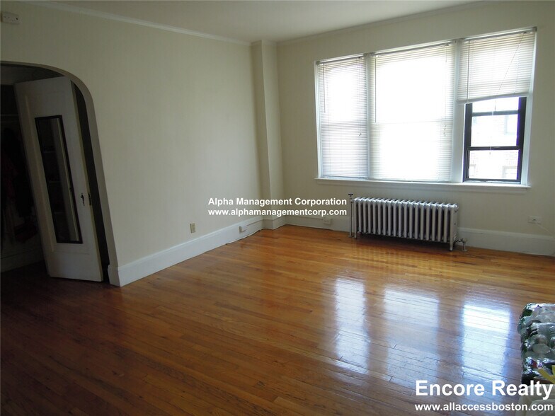 Building Photo - 349 Pleasant St