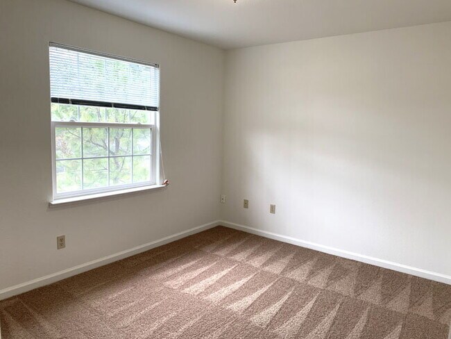 Building Photo - Spacious townhome within walking distance ...