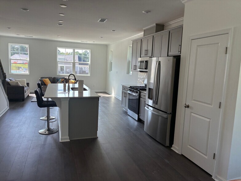 Building Photo - Room in Townhome on Gypsum Dr