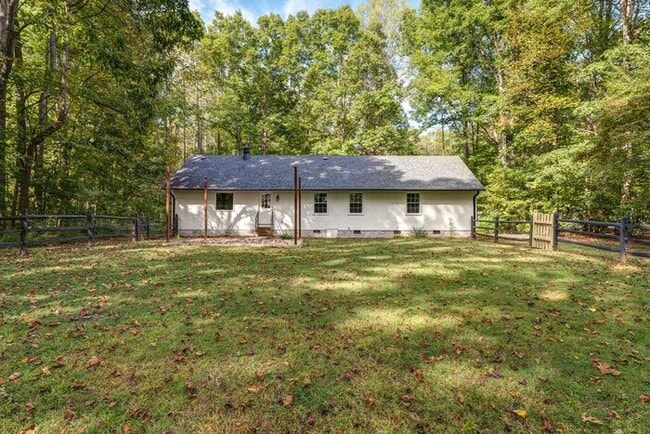 Building Photo - Private Home on Spacious Lot in Browns Sum...
