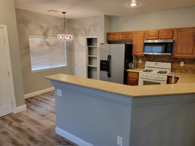 Building Photo - 3 Bedroom Townhouse with a backyard