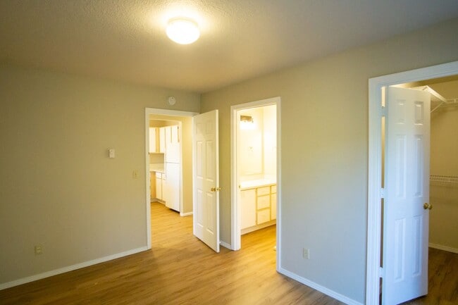 Building Photo - Top Floor 2/2 w/Condo Finishes + Vaulted Ceilings!!