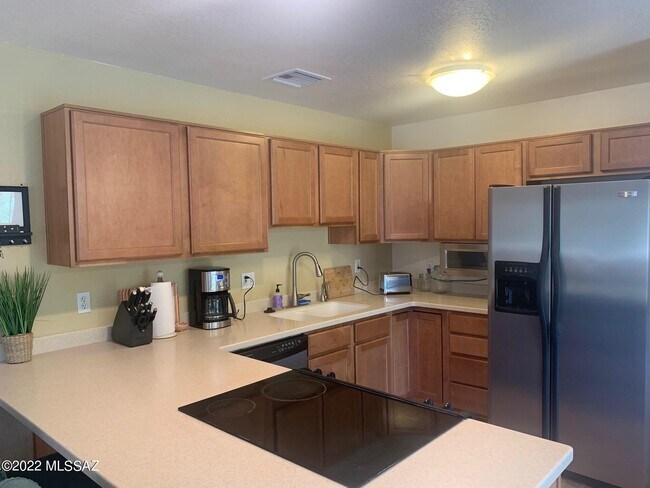 Building Photo - 5051 N Sabino Canyon Rd