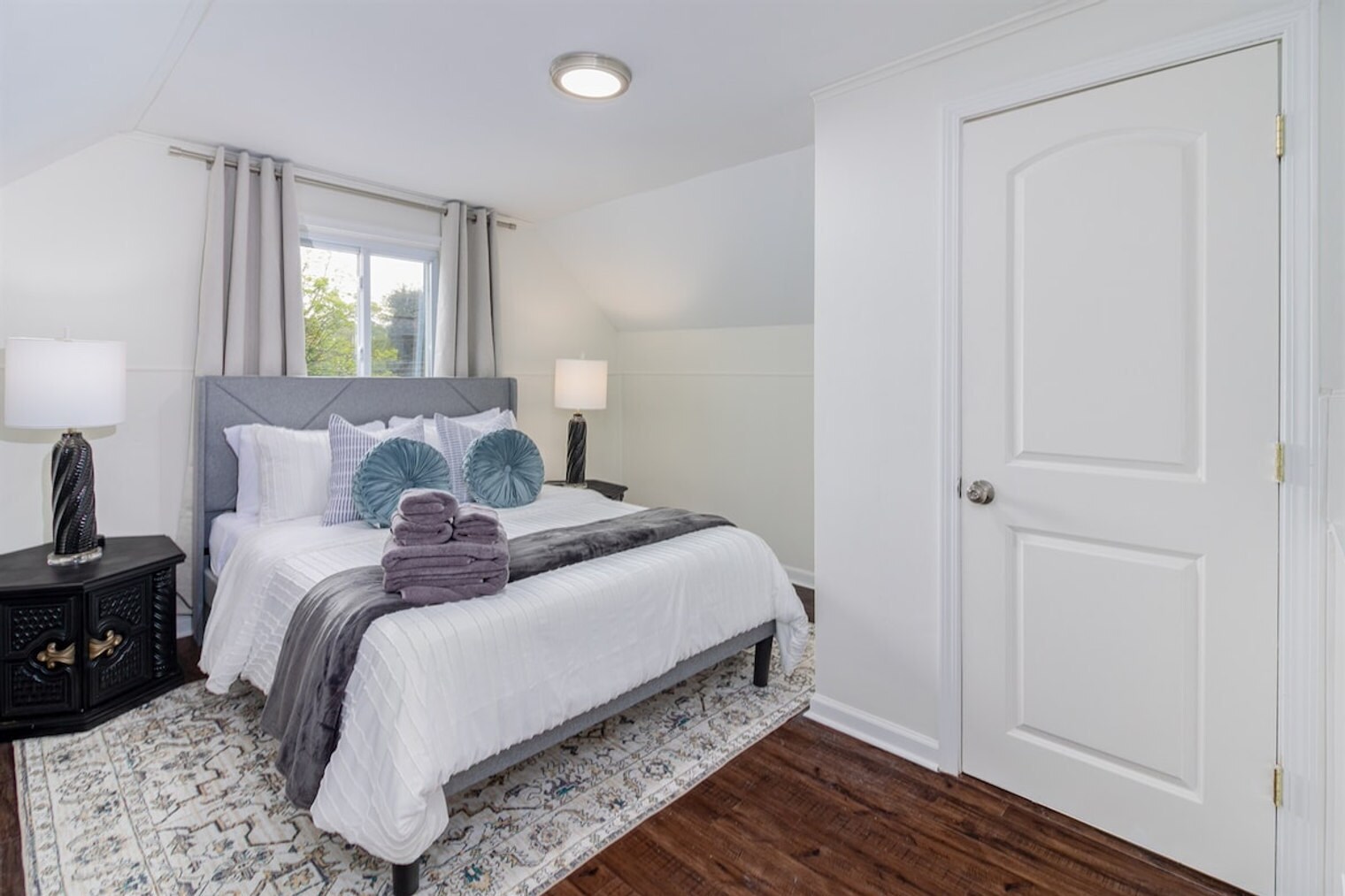 Building Photo - 1326 E Evelyn Ave