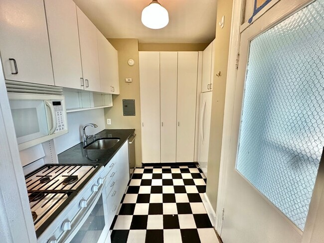 Building Photo - Historic Georgetown Sunny 2 Bedroom 1.5 Ba...