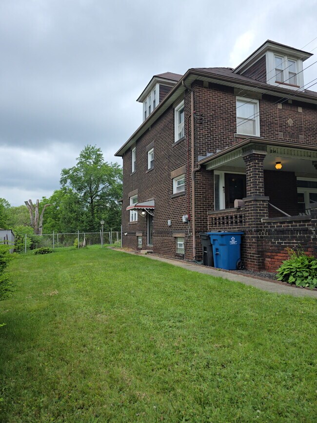 Building Photo - 214 6th St